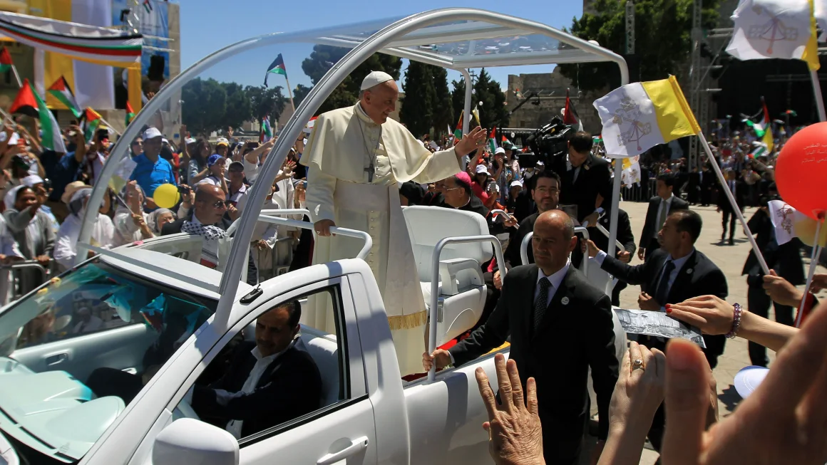 popemobile-paus-fransiskus-solusi-kesehatan-bergerak-untuk-anak-anak-gaza