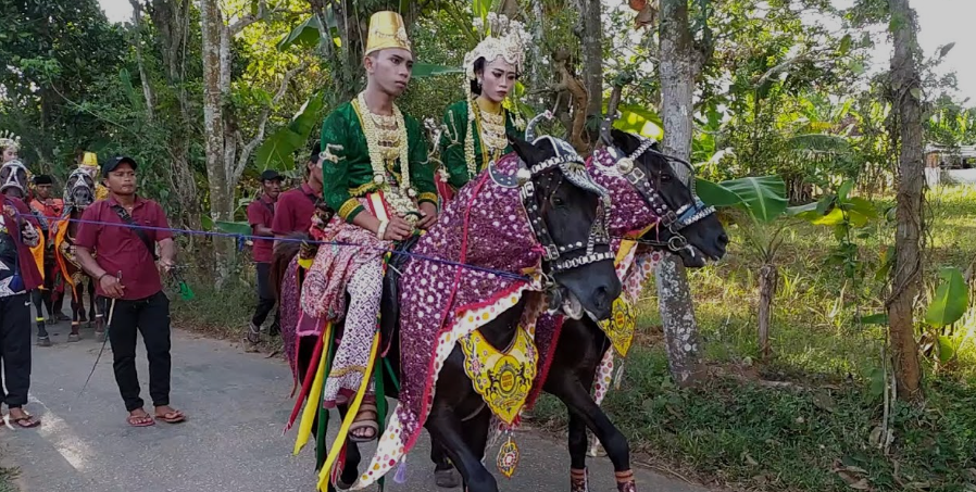 Unik dan Spektakuler! Pengantin Madura Naik Kuda ala Film Kolosal, Warganet Takjub